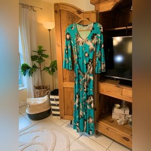 Long flowy maxi-dress. Size S